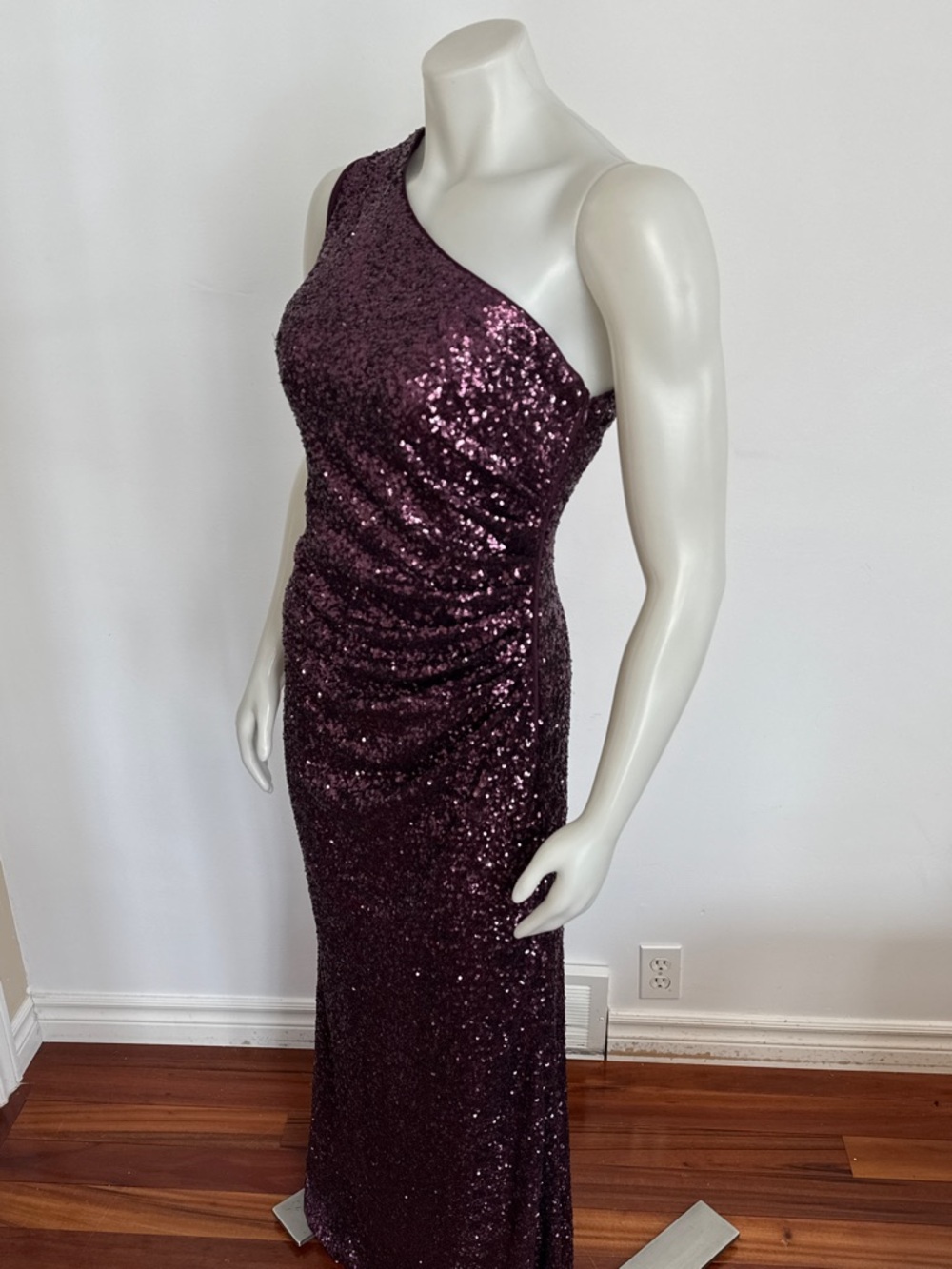 VINCE CAMUTO - one shoulder sequin gown. Size 14. Fits 12 & 14 - Picture 5 of 13